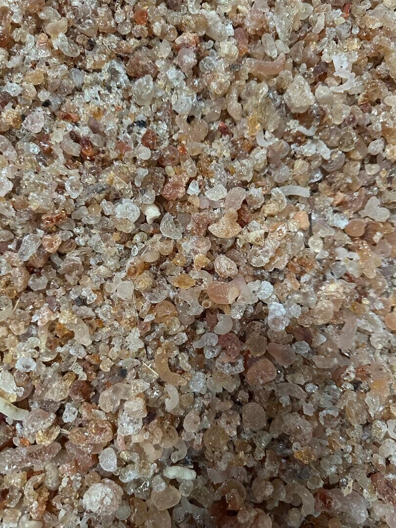 Gomme arabique Talha — Tchad — Détail du tri Talha — variété de teintes ambrées et brunes, récolte tchadienne certifiée bio.